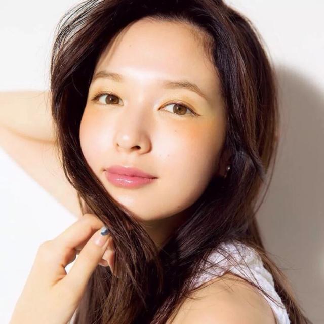 Add a new color to the eye makeup