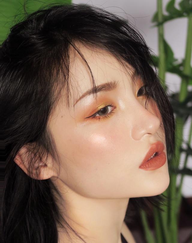 Add a new color to the eye makeup