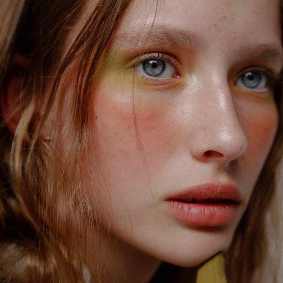 Add a new color to the eye makeup