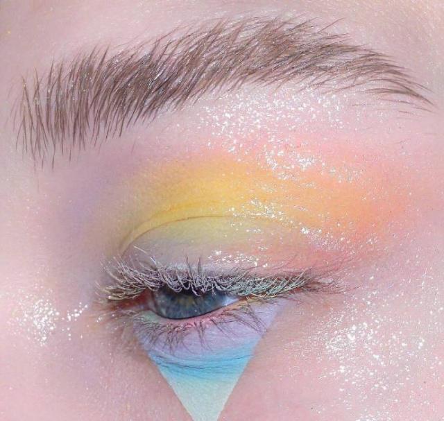 Add a new color to the eye makeup