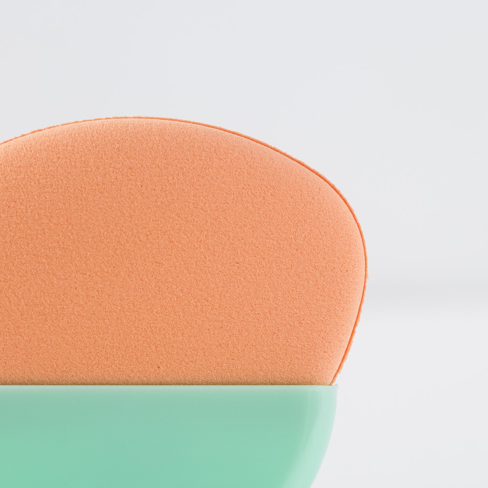 supressed flat makeup beauty sponge with plastic handle