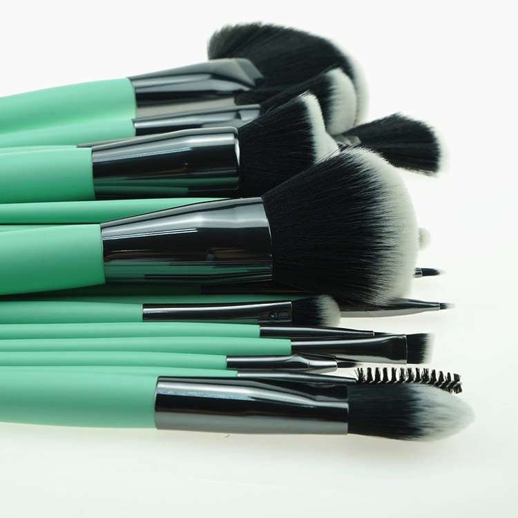 Private label 24pcs wood makeup brush set wholesale