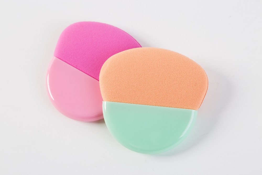 supressed flat makeup beauty sponge with plastic handle