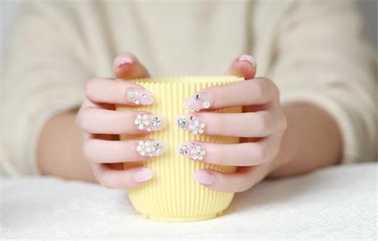 How to remove the nails made by the nail shop